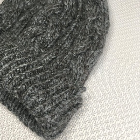 Abercrombie & Fitch Chunky Knit Beanie w/Faux Fur Pom! - Picture 4 of 6